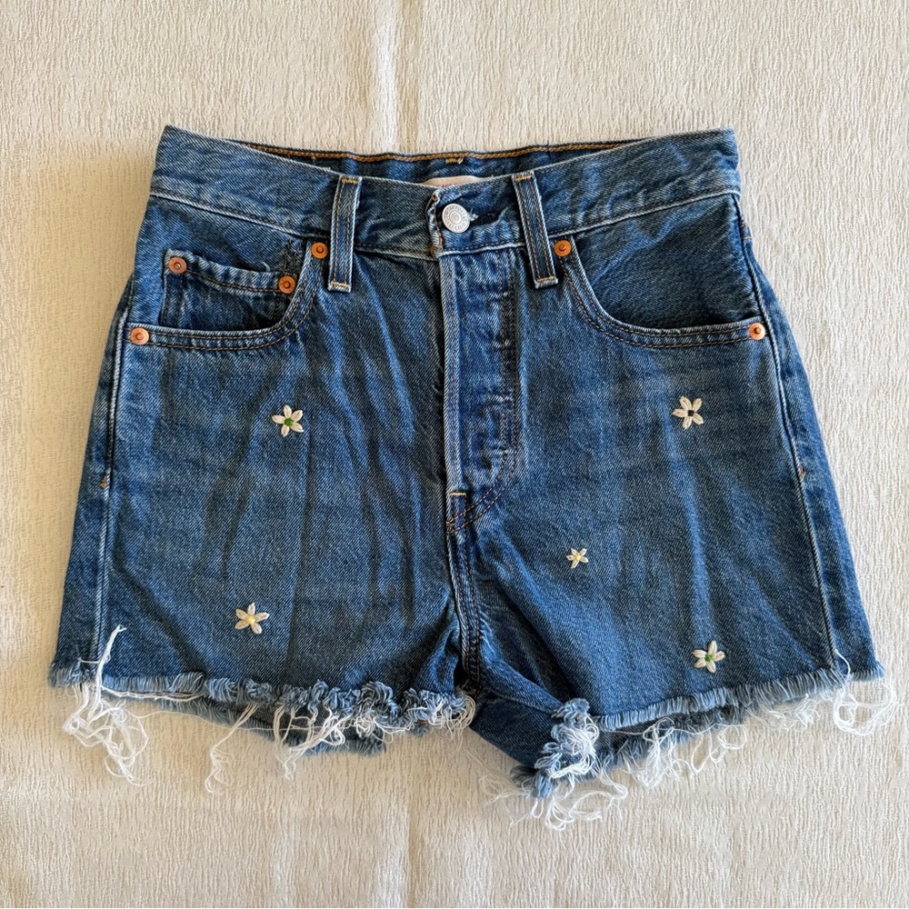 Levi’s Premium Ribcage Embroidered Daisy‎ Denim Shorts Size W25